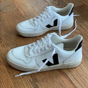 Black and white vejas